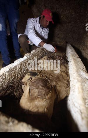 (190202) -- MINYA, 2 février 2019 -- un archéologue travaille sur une momie à l'intérieur des tombes récemment excavées dans la nécropole de Tuna el-Gebel de la province de Minya au sud de la capitale le Caire, Égypte, 2 février 2019. Le ministre égyptien des Antiquités a annoncé samedi la découverte de trois tombes anciennes avec plus de 40 momies bien conservées dans la nécropole de Tuna el-Gebel de la province de Minya au sud de la capitale le Caire. ÉGYPTE-MINYA-ANCIENNES TOMBES-EXCAVATION AhmedxGomaa PUBLICATIONxNOTxINxCHN Banque D'Images