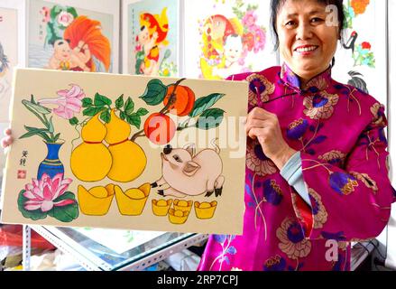 (190204) -- HANDAN, 4 février 2019 (Xinhua) -- l'artiste folklorique Huang Ying présente une peinture du nouvel an sur le thème de l'année du cochon dans son atelier de Handan, dans la province du Hebei du nord de la Chine, le 2 février 2019. Le festival du nouvel an chinois tombe mardi cette année. L'année à venir est l'année du cochon selon le zodiaque chinois, qui présente un cycle de 12 ans avec chaque année représentée par un animal spécifique. (Xinhua/Wang Xiao) CHINE-HEBEI-NOUVEL AN CHINOIS (CN) PUBLICATIONxNOTxINxCHN Banque D'Images