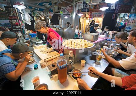 Mandu Stall au marché Gwangjang, marché de rue traditionnel à Jongno-gu, Séoul, Corée du Sud Banque D'Images