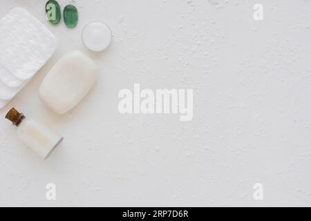 Produits de bain tampons de coton fond blanc avec, photo haute résolution Banque D'Images