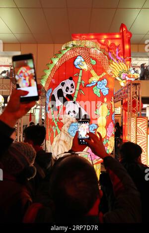 (190204) -- TOKYO, 4 février 2019 (Xinhua) -- les visiteurs prennent des photos de lanternes à motifs panda au pied de la tour de Tokyo à Tokyo, Japon, le 4 février 2019. La tour de Tokyo a été illuminée en rouge pour célébrer le nouvel an chinois lundi soir. (Xinhua/du Xiaoyi) JAPON-TOUR DE TOKYO-CÉLÉBRATION DU NOUVEL AN CHINOIS PUBLICATIONxNOTxINxCHN Banque D'Images