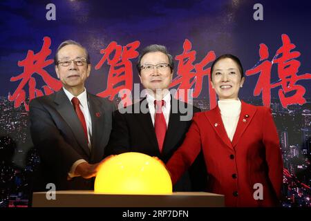 (190204) -- TOKYO, 4 février 2019 (Xinhua) -- l'ambassadeur de Chine au Japon Cheng Yonghua (C), l'ancien Premier ministre japonais Yasuo Fukuda (L) et Tomoko Ukishima, ministre d'État de l'éducation, de la Culture, des Sports, des Sciences et de la technologie au Japon, assistent à une cérémonie d'éclairage de la Tour de Tokyo à Tokyo, capitale du Japon, le 4 février 2019. Alors que le peuple chinois applaudit la Saint-Sylvestre lunaire, le lieu pittoresque emblématique de la Tour de Tokyo dans la capitale japonaise a été illuminé lundi soir en rouge chinois comme symbole de la promotion des relations sino-japonaises. La célèbre attraction touristique était habillée en rouge chinois pour TH Banque D'Images