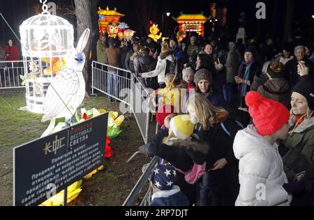 (190204) -- BELGRADE, le 4 février 2019 -- les gens visitent le Festival de la lumière chinoise dans le parc Kalemegdan au centre-ville de Belgrade, Serbie, le 4 février 2019. Le Festival de la lumière chinoise a lieu ici du 4 au 24 février pour célébrer le nouvel an lunaire chinois. ) SERBIE-BELGRADE-CHINESE LIGHT FESTIVAL PredragxMilosavljevic PUBLICATIONxNOTxINxCHN Banque D'Images