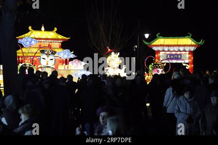 (190204) -- BELGRADE, le 4 février 2019 -- les gens visitent le Festival de la lumière chinoise dans le parc Kalemegdan au centre-ville de Belgrade, Serbie, le 4 février 2019. Le Festival de la lumière chinoise a lieu ici du 4 au 24 février pour célébrer le nouvel an lunaire chinois. ) SERBIE-BELGRADE-CHINESE LIGHT FESTIVAL PredragxMilosavljevic PUBLICATIONxNOTxINxCHN Banque D'Images