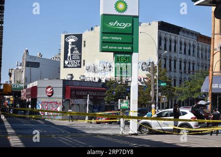 Brooklyn, États-Unis. 03 septembre 2023. Un ruban adhésif de police protège la scène de crime à l'extérieur de la station-service BP après une fusillade à la station-service. Aujourd'hui matin, vers 4:07 heures du matin, la police a répondu à un appel 911 d'un homme tiré au 1525 Myrtle Avenue à Brooklyn, New York. Les agents ont trouvé un homme de 33 ans blessé par balle à la tête. La victime a été transportée par les services médicaux de l ' urgence à New York Health and Hospitals/Elmhurst où son décès a été déclaré. Il n ' y a pas d ' arrestations et l ' enquête est toujours en cours. Crédit : SOPA Images Limited/Alamy Live News Banque D'Images