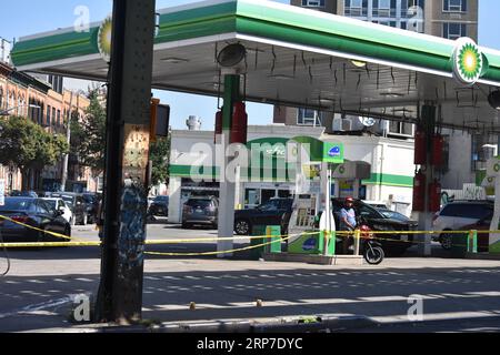 Brooklyn, États-Unis. 03 septembre 2023. Un ruban adhésif de police protège la scène de crime à l'extérieur de la station-service BP après une fusillade à la station-service. Aujourd'hui matin, vers 4:07 heures du matin, la police a répondu à un appel 911 d'un homme tiré au 1525 Myrtle Avenue à Brooklyn, New York. Les agents ont trouvé un homme de 33 ans blessé par balle à la tête. La victime a été transportée par les services médicaux de l ' urgence à New York Health and Hospitals/Elmhurst où son décès a été déclaré. Il n ' y a pas d ' arrestations et l ' enquête est toujours en cours. Crédit : SOPA Images Limited/Alamy Live News Banque D'Images