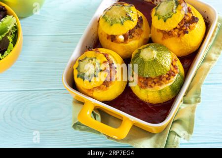 Courgettes à huit boules farcies de viande, de bulgur et de légumes Banque D'Images