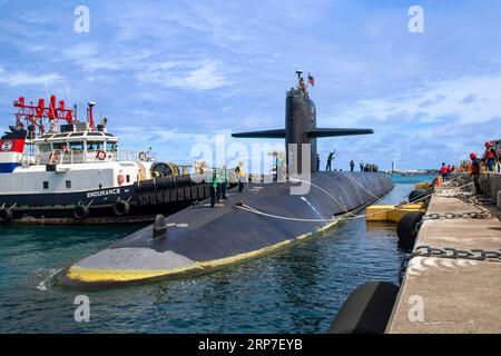 APRA Harbor, États-Unis. 28 août 2023. Les marins de l'US Navy affectés au sous-marin à missiles guidés de classe Ohio USS Kentucky jettent des lignes de messager sur la jetée à leur arrivée pour une escale à la base navale de Guam, le 28 août 2023 à Apra Harbor, Guam, États-Unis. Crédit : MC2 Gregory Pickett II/États-Unis Navy photo/Alamy Live News Banque D'Images