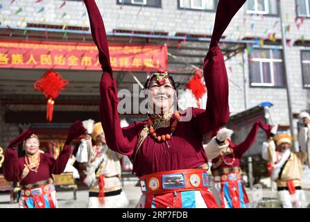 (190206) -- PÉKIN, 6 février 2019 (Xinhua) -- les gens dansent pour célébrer le Losar, ou nouvel an tibétain, et la fête du printemps à Lhassa, dans la région autonome du Tibet du sud-ouest de la Chine, le 5 février 2019. (Xinhua/Chogo) PHOTOS XINHUA DU JOUR PUBLICATIONxNOTxINxCHN Banque D'Images