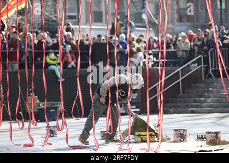 (190206) -- NEW YORK, 6 février 2019 (Xinhua) -- Un homme examine le montage des pétards avant la 20e cérémonie du nouvel an des pétards et Festival culturel dans le Lower Manhattan de New York, aux États-Unis, le 5 février 2019. L'événement célébré ici le premier jour de l'année lunaire chinoise a attiré des milliers de spectateurs. (Xinhua/Wang Ying) États-Unis-NEW YORK-LUNAR - CÉLÉBRATIONS DU NOUVEL AN PUBLICATIONxNOTxINxCHN Banque D'Images