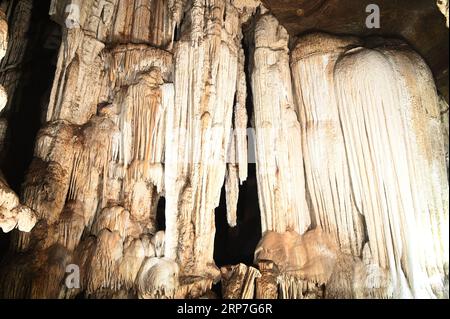 Stalagmites et stalactites à l'intérieur de la magnifique grotte de Phu Wai. Situé dans la province d'Uthai Thani en Thaïlande. Banque D'Images