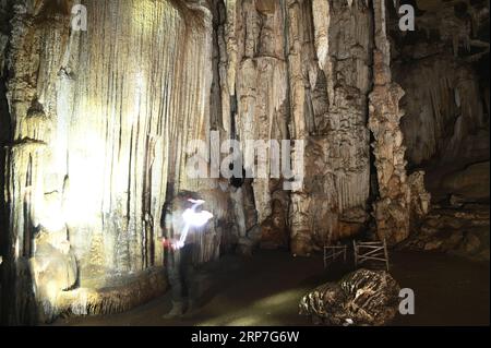 Stalagmites et stalactites à l'intérieur de la magnifique grotte de Phu Wai. Situé dans la province d'Uthai Thani en Thaïlande. Banque D'Images