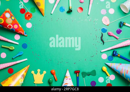 Cadre d'anniversaire coloré articles de fête multicolore fond vert Banque D'Images