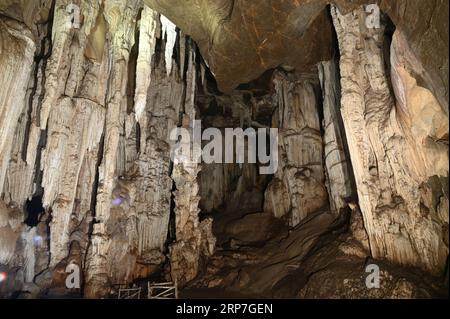 Stalagmites et stalactites à l'intérieur de la magnifique grotte de Phu Wai. Situé dans la province d'Uthai Thani en Thaïlande. Banque D'Images