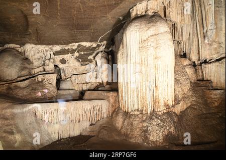 Stalagmites et stalactites à l'intérieur de la magnifique grotte de Phu Wai. Situé dans la province d'Uthai Thani en Thaïlande. Banque D'Images