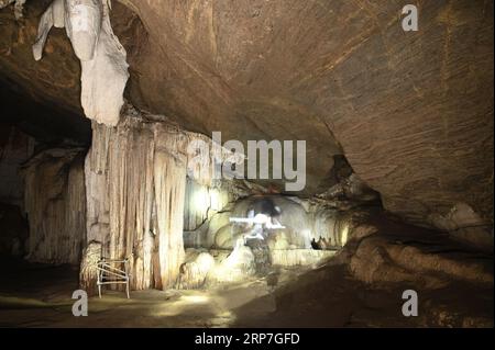 Stalagmites et stalactites à l'intérieur de la magnifique grotte de Phu Wai. Situé dans la province d'Uthai Thani en Thaïlande. Banque D'Images