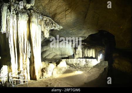 Stalagmites et stalactites à l'intérieur de la magnifique grotte de Phu Wai. Situé dans la province d'Uthai Thani en Thaïlande. Banque D'Images