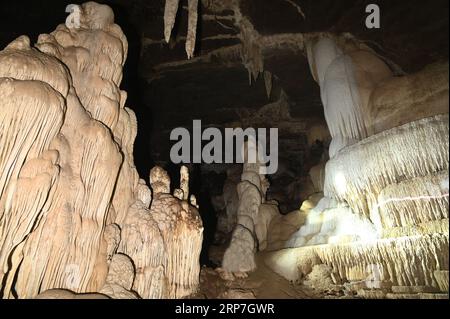 Stalagmites et stalactites à l'intérieur de la magnifique grotte de Phu Wai. Situé dans la province d'Uthai Thani en Thaïlande. Banque D'Images