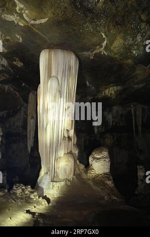 Stalagmites et stalactites à l'intérieur de la magnifique grotte de Phu Wai. Situé dans la province d'Uthai Thani en Thaïlande. Banque D'Images