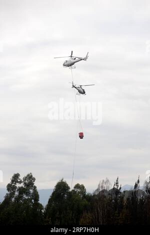 (190207) -- WELLINGTON, 7 février 2019 (Xinhua) -- des hélicoptères éteignent un feu de brousse à Nelson de South Island, Nouvelle-Zélande, le 6 février 2019. Un incendie de brousse a éclaté mardi dans la région de Tasman de l île du Sud et a provoqué l évacuation de 235 propriétés. Environ 400 personnes ont été évacuées de leurs maisons alors que le feu atteignait 1 874 hectares en 13 heures, selon les autorités locales. L'incendie, le pire à avoir frappé la région depuis les années 1980, prendra probablement plusieurs jours ou plus avant d'être arrêté, a déclaré Richard Kempthorne, maire du district de Tasman, aux médias. (Xinhua/Tim Cuff) NOUVELLE-ZÉLANDE-ÎLE DU SUD-BU Banque D'Images