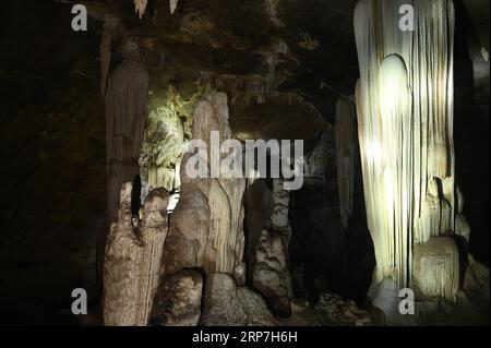 Stalagmites et stalactites à l'intérieur de la magnifique grotte de Phu Wai. Situé dans la province d'Uthai Thani en Thaïlande. Banque D'Images