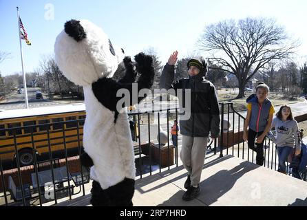 (190207) -- WASHINGTON, 7 février 2019 (Xinhua) -- Un étudiant accueille une poupée panda géant avant de se produire au Maryland Hall for the Creative Arts à Annapolis, Maryland, États-Unis, le 5 février 2019. POUR ALLER AVEC la caractéristique : l'artisanat chinois, les spectacles apportent l'ambiance du nouvel an lunaire aux Américains. (Xinhua/Liu Jie) US-SPRING FESTIVAL-CHINESE CRAFTS-PERFORMANCES PUBLICATIONxNOTxINxCHN Banque D'Images