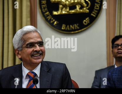 (190207) -- MUMBAI, 7 février 2019 (Xinhua) -- Shaktikanta Das, gouverneur de la Reserve Bank of India (RBI), assiste à une conférence de presse après un examen de la politique monétaire à Mumbai, en Inde, le 7 février 2019. Banque centrale de l Inde - la Banque de réserve de l Inde (RBI) a réduit jeudi le taux de pension, ou le taux d intérêt auquel elle prête de l argent aux banques, d un marginal 25 points de base. Le nouveau taux de pension s'élève maintenant à 6,25 pour cent contre 6,50 pour cent auparavant. (Xinhua/Stringer) INDIA-MUMBAI-RBI GOUVERNEUR-CONFÉRENCE DE PRESSE PUBLICATIONxNOTxINxCHN Banque D'Images