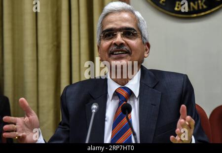 (190207) -- MUMBAI, 7 février 2019 (Xinhua) -- Shaktikanta Das, gouverneur de la Reserve Bank of India (RBI), assiste à une conférence de presse après un examen de la politique monétaire à Mumbai, en Inde, le 7 février 2019. Banque centrale de l Inde - la Banque de réserve de l Inde (RBI) a réduit jeudi le taux de pension, ou le taux d intérêt auquel elle prête de l argent aux banques, d un marginal 25 points de base. Le nouveau taux de pension s'élève maintenant à 6,25 pour cent contre 6,50 pour cent auparavant. (Xinhua/Stringer) INDIA-MUMBAI-RBI GOUVERNEUR-CONFÉRENCE DE PRESSE PUBLICATIONxNOTxINxCHN Banque D'Images