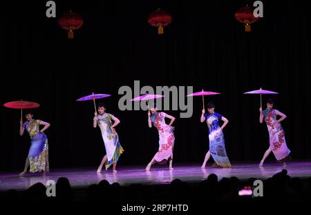 (190207) -- WASHINGTON, 7 février 2019 (Xinhua) -- des artistes interprètent une danse au Maryland Hall for the Creative Arts à Annapolis, Maryland, États-Unis, le 5 février 2019. POUR ALLER AVEC la caractéristique : l'artisanat chinois, les spectacles apportent l'ambiance du nouvel an lunaire aux Américains. (Xinhua/Liu Jie) US-SPRING FESTIVAL-CHINESE CRAFTS-PERFORMANCES PUBLICATIONxNOTxINxCHN Banque D'Images