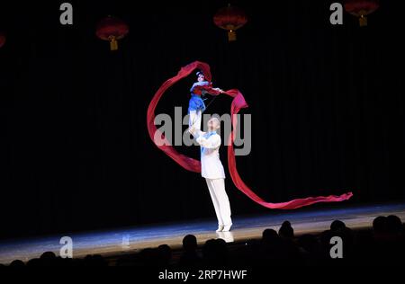 (190207) -- WASHINGTON, 7 février 2019 (Xinhua) -- un artiste présente un spectacle de marionnettes au Maryland Hall for the Creative Arts à Annapolis, Maryland, États-Unis, le 5 février 2019. POUR ALLER AVEC la caractéristique : l'artisanat chinois, les spectacles apportent l'ambiance du nouvel an lunaire aux Américains. (Xinhua/Liu Jie) US-SPRING FESTIVAL-CHINESE CRAFTS-PERFORMANCES PUBLICATIONxNOTxINxCHN Banque D'Images