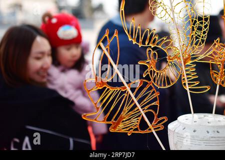(190208) -- PÉKIN, 8 février 2019 (Xinhua) -- des gens visitent une foire du temple à Tangshan, dans la province du Hebei, dans le nord de la Chine, le 6 février 2019, pendant les vacances de la fête du printemps. (Xinhua/Dong Jun) PHOTOS XINHUA DU JOUR PUBLICATIONxNOTxINxCHN Banque D'Images