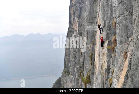 (190208) -- BEIJING, 8 février 2019 (Xinhua) -- des touristes font l'expérience de l'escalade dans une base sportive du canton de Huaping, dans le comté de Jianshi, province du Hubei, au centre de la Chine, le 6 février 2019. (Xinhua/Yang Shunpi) PHOTOS XINHUA DU JOUR PUBLICATIONxNOTxINxCHN Banque D'Images