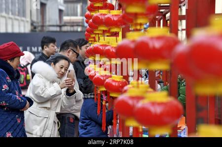 (190208) -- PÉKIN, 8 février 2019 (Xinhua) -- les touristes visitent un hutong, ou ruelle traditionnelle, dans la région de Qianmen à Pékin, capitale de la Chine, le 8 février 2019. Les touristes ont visité la rue Qianmen pour profiter du paysage et des délices ici pendant les vacances de la fête du printemps. (Xinhua/Li Xin) CHINE-PÉKIN-TOURISME (CN) PUBLICATIONxNOTxINxCHN Banque D'Images
