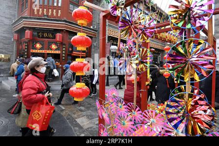 (190208) -- PÉKIN, 8 février 2019 (Xinhua) -- les touristes visitent un hutong, ou ruelle traditionnelle, dans la région de Qianmen à Pékin, capitale de la Chine, le 8 février 2019. Les touristes ont visité la rue Qianmen pour profiter du paysage et des délices ici pendant les vacances de la fête du printemps. (Xinhua/Li Xin) CHINE-PÉKIN-TOURISME (CN) PUBLICATIONxNOTxINxCHN Banque D'Images