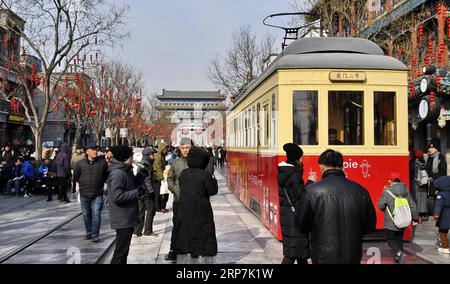 (190208) -- PÉKIN, 8 février 2019 (Xinhua) -- les touristes marchent sur la rue Qianmen à Pékin, capitale de la Chine, 8 février 2019. Les touristes ont visité la rue Qianmen pour profiter du paysage et des délices ici pendant les vacances de la fête du printemps. (Xinhua/Li Xin) CHINE-PÉKIN-TOURISME (CN) PUBLICATIONxNOTxINxCHN Banque D'Images