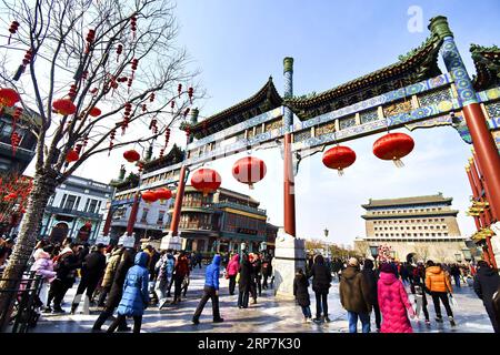 (190208) -- PÉKIN, 8 février 2019 (Xinhua) -- les touristes marchent sur la rue Qianmen à Pékin, capitale de la Chine, 8 février 2019. Les touristes ont visité la rue Qianmen pour profiter du paysage et des délices ici pendant les vacances de la fête du printemps. (Xinhua/Li Xin) CHINE-PÉKIN-TOURISME (CN) PUBLICATIONxNOTxINxCHN Banque D'Images