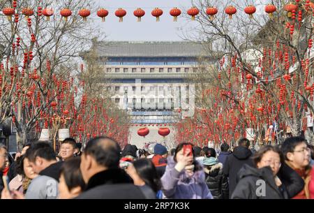 (190208) -- PÉKIN, 8 février 2019 (Xinhua) -- les touristes marchent sur la rue Qianmen à Pékin, capitale de la Chine, 8 février 2019. Les touristes ont visité la rue Qianmen pour profiter du paysage et des délices ici pendant les vacances de la fête du printemps. (Xinhua/Li Xin) CHINE-PÉKIN-TOURISME (CN) PUBLICATIONxNOTxINxCHN Banque D'Images