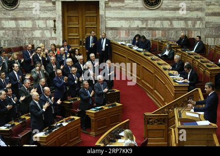 (190208) -- ATHÈNES, 8 février 2019 -- Kyriakos Mitsotakis (R, Front), principal parti d'opposition grec, s'adresse aux législateurs grecs sur le protocole d'adhésion à l'OTAN de l'ex-République yougoslave de Macédoine (ARYM), à Athènes, Grèce, le 8 février 2019. Le Parlement grec a approuvé vendredi le protocole sur l'adhésion de l'ex-République yougoslave de Macédoine (ARYM) à l'Organisation du Traité de l'Atlantique Nord (OTAN) sous son nouveau nom de République de Macédoine du Nord. GRÈCE-ATHÈNES-ARYM-ADHÉSION À L'OTAN APPROBATION DU PROTOCOLE MARIOSXLOLOS PUBLICATIONXNOTXINXCHN Banque D'Images
