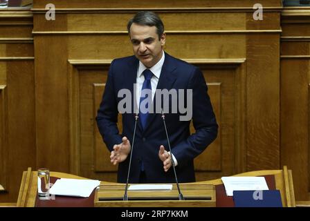 (190208) -- ATHÈNES, le 8 février 2019 -- Kyriakos Mitsotakis, chef du parti de la Nouvelle démocratie dans l'opposition grecque, s'adresse aux législateurs grecs au sujet du protocole d'adhésion à l'OTAN de l'ex-République yougoslave de Macédoine (ARYM), à Athènes, Grèce, le 8 février 2019. Le Parlement grec a approuvé vendredi le protocole sur l'adhésion de l'ex-République yougoslave de Macédoine (ARYM) à l'Organisation du Traité de l'Atlantique Nord (OTAN) sous son nouveau nom de République de Macédoine du Nord. GRÈCE-ATHÈNES-ARYM-ADHÉSION À L'OTAN APPROBATION DU PROTOCOLE MARIOSXLOLOS PUBLICATIONXNOTXINXCHN Banque D'Images