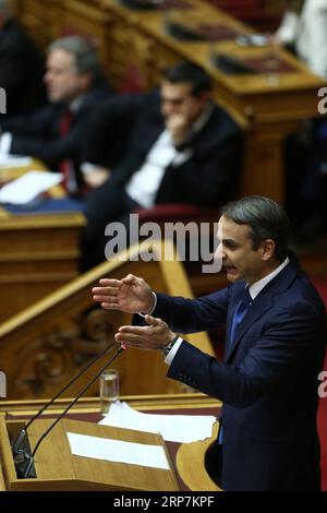 (190208) -- ATHÈNES, 8 février 2019 -- Kyriakos Mitsotakis (Front), chef de la principale opposition grecque, s'adresse aux législateurs grecs sur le protocole d'adhésion à l'OTAN de l'ex-République yougoslave de Macédoine (ARYM), à Athènes, Grèce, le 8 février 2019. Le Parlement grec a approuvé vendredi le protocole sur l'adhésion de l'ex-République yougoslave de Macédoine (ARYM) à l'Organisation du Traité de l'Atlantique Nord (OTAN) sous son nouveau nom de République de Macédoine du Nord. GRÈCE-ATHÈNES-ARYM-ADHÉSION À L'OTAN APPROBATION DU PROTOCOLE MARIOSXLOLOS PUBLICATIONXNOTXINXCHN Banque D'Images