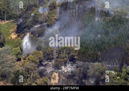 (190209) -- WELLINGTON, 9 février 2019 (Xinhua) -- Un hélicoptère éteint un incendie près de Nelson de South Island, Nouvelle-Zélande, le 8 février 2019. Un événement indésirable à moyenne échelle a été déclaré pour le district de Tasman, libérant un soutien supplémentaire du gouvernement pour les agriculteurs et les cultivateurs alors qu'un incendie qui a commencé il y a trois jours ravage encore la région, a déclaré vendredi le ministre néo-zélandais de l'Agriculture, Damien O Connor. (Xinhua/Tim Cuff) NOUVELLE-ZÉLANDE-SOUTH ISLAND-WILDFIRE PUBLICATIONxNOTxINxCHN Banque D'Images