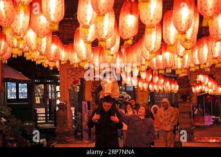 (190210) -- PÉKIN, 10 février 2019 -- les touristes voient la vue nocturne à un endroit pittoresque de la ville de Changzhou, province du Jiangsu dans l'est de la Chine, le 8 février 2019. De belles lumières et lanerns sont décorées dans les villes chinoises pendant la fête du printemps.) PHOTOS XINHUA DU JOUR ChenxWei PUBLICATIONxNOTxINxCHN Banque D'Images