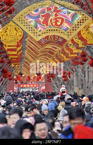 (190210) -- BEIJING, 10 février 2019 -- les gens visitent une foire du temple pour célébrer la fête du printemps au parc Ditan à Beijing, capitale de la Chine, le 9 février 2019.) PHOTOS XINHUA DU JOUR LixXin PUBLICATIONxNOTxINxCHN Banque D'Images