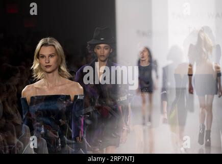 (190210) -- BEIJING, 10 février 2019 -- la photo multi-exposition prise le 9 février 2019 montre des mannequins présentant des créations de la collection Taoray Wang automne/hiver 2019 lors de la Fashion week de New York à New York, aux États-Unis.) PHOTOS XINHUA DU JOUR WangxYing PUBLICATIONxNOTxINxCHN Banque D'Images