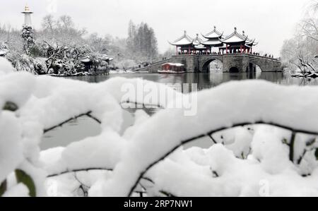 (190210) -- BEIJING, 10 février 2019 -- les touristes regardent le paysage enneigé du lac Slender West à Yangzhou, province du Jiangsu dans l est de la Chine, 9 février 2019.) PHOTOS XINHUA DU JOUR PuxLiangping PUBLICATIONxNOTxINxCHN Banque D'Images