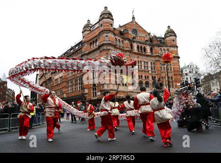 (190210) -- LONDRES, 10 février 2019 -- des gens exécutent la danse du dragon devant le Palace Theater lors d'un défilé du nouvel an lunaire chinois à Londres, en Grande-Bretagne, le 10 février 2019. Londres a accueilli dimanche l'une des plus grandes célébrations du nouvel an chinois en dehors de l'Asie, attirant des dizaines de milliers de visiteurs au cœur de la capitale britannique pour partager la joie. La célébration a commencé par un grand défilé mettant en vedette 30 équipes, dont une équipe de Dragon et Lion chinois, un bus à impériale emblématique de Londres et une variété de flotteurs circulant dans les rues de Trafalgar Square, via West End avant d'arriver Banque D'Images