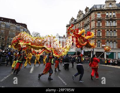 (190210) -- LONDRES, 10 février 2019 -- des gens exécutent la danse du dragon lors d'un défilé du nouvel an lunaire chinois à Londres, en Grande-Bretagne, le 10 février 2019. Londres a accueilli dimanche l'une des plus grandes célébrations du nouvel an chinois en dehors de l'Asie, attirant des dizaines de milliers de visiteurs au cœur de la capitale britannique pour partager la joie. La célébration a commencé par un grand défilé mettant en vedette 30 équipes, dont une équipe chinoise de Dragon et Lion, un bus à impériale emblématique de Londres et une variété de flotteurs circulant dans les rues de Trafalgar Square, via West End, avant d'atteindre sa destination finale Chinatown Banque D'Images