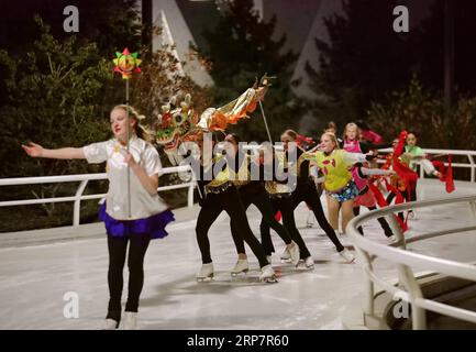 (190210) -- CHICAGO, le 10 février 2019 -- des patineurs effectuent une danse du dragon chinois sur une patinoire lors d'un événement de célébration du nouvel an lunaire chinois à Chicago, aux États-Unis, le 9 février 2019. Les célébrations du nouvel an lunaire chinois se sont poursuivies samedi dans la ville américaine de Chicago, avec une procession spéciale de lanternes et une danse du lion attirant des centaines de citoyens. Un événement spécial appelé Lantern Celebration a été co-organisé par l'Art Institute of Chicago (AIC), la Chinese Fine Arts Society et Maggie Daley Park. Les participants ont appris à fabriquer des lanternes chinoises, ont regardé danser le lion, joiner Banque D'Images