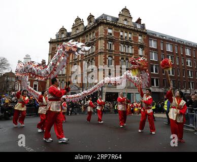 (190210) -- LONDRES, 10 février 2019 -- des gens exécutent la danse du dragon lors d'un défilé du nouvel an lunaire chinois à Londres, en Grande-Bretagne, le 10 février 2019. Londres a accueilli dimanche l'une des plus grandes célébrations du nouvel an chinois en dehors de l'Asie, attirant des dizaines de milliers de visiteurs au cœur de la capitale britannique pour partager la joie. La célébration a commencé par un grand défilé mettant en vedette 30 équipes, dont une équipe chinoise de Dragon et Lion, un bus à impériale emblématique de Londres et une variété de flotteurs circulant dans les rues de Trafalgar Square, via West End, avant d'atteindre sa destination finale Chinatown Banque D'Images