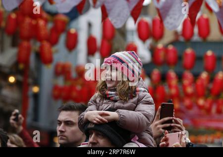 (190210) -- LONDRES, 10 février 2019 -- Une fille regarde un défilé du nouvel an lunaire chinois à Londres, Grande-Bretagne, le 10 février 2019. Londres a accueilli dimanche l'une des plus grandes célébrations du nouvel an chinois en dehors de l'Asie, attirant des dizaines de milliers de visiteurs au cœur de la capitale britannique pour partager la joie. La célébration a commencé par un grand défilé mettant en vedette 30 équipes, dont une équipe chinoise de Dragon et Lion, un bus à impériale emblématique de Londres et une variété de flotteurs circulant dans les rues de Trafalgar Square, via West End avant d'atteindre sa destination finale Chinatown. BRITAIN-LONDON-CHINE Banque D'Images